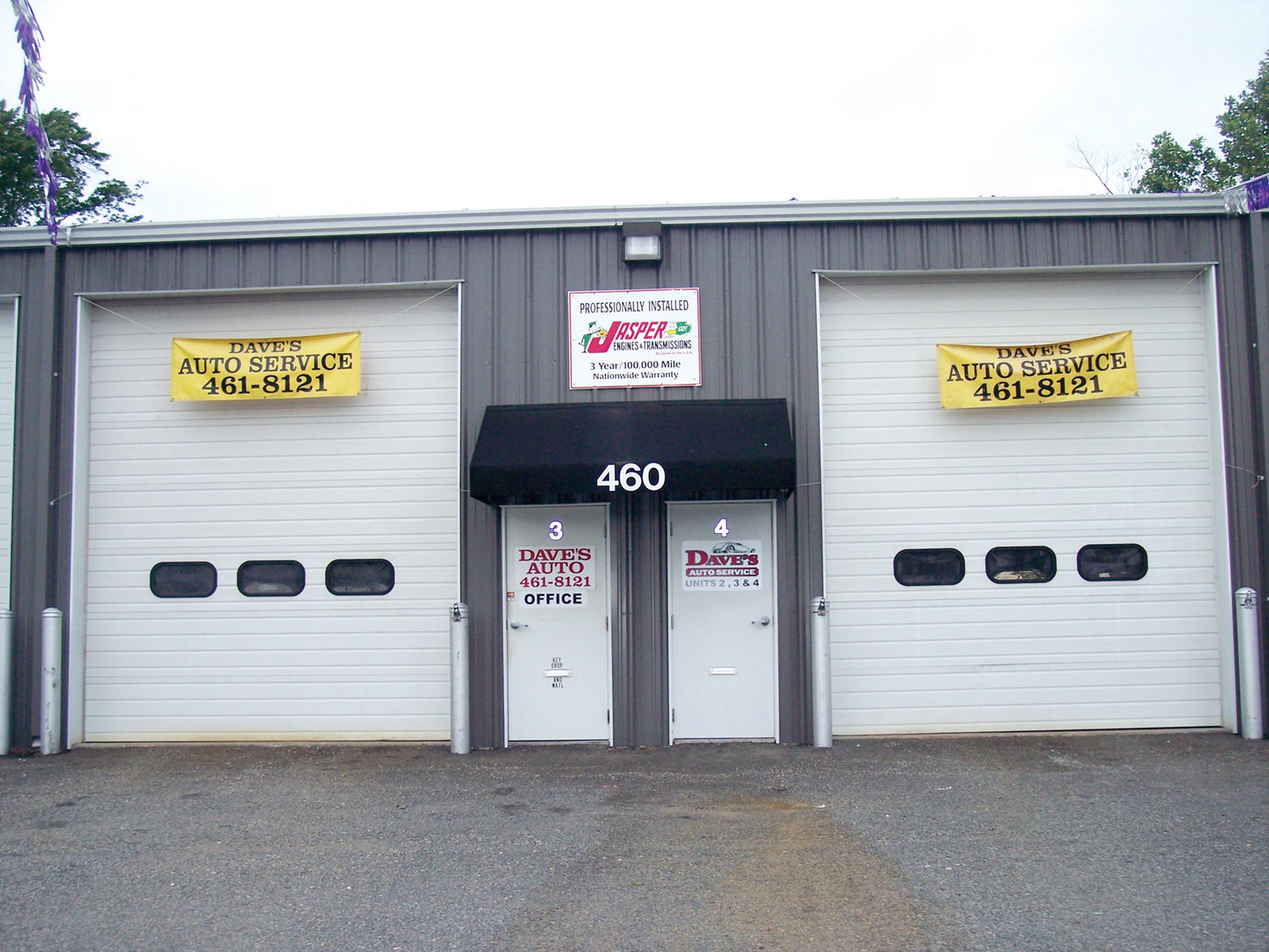 For those motorists who regularly travel down Warwick Avenue, the repair shop of Dave Rickey will be a familiar sight.  Owned and operated by Dave for nearly forty years, Dave’s Auto Service is your “go-to” place for everything that relates to your automobile this winter ~ and all year round.